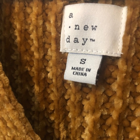 Very Soft Yellow Knitted Sweater. - Picture 4 of 4